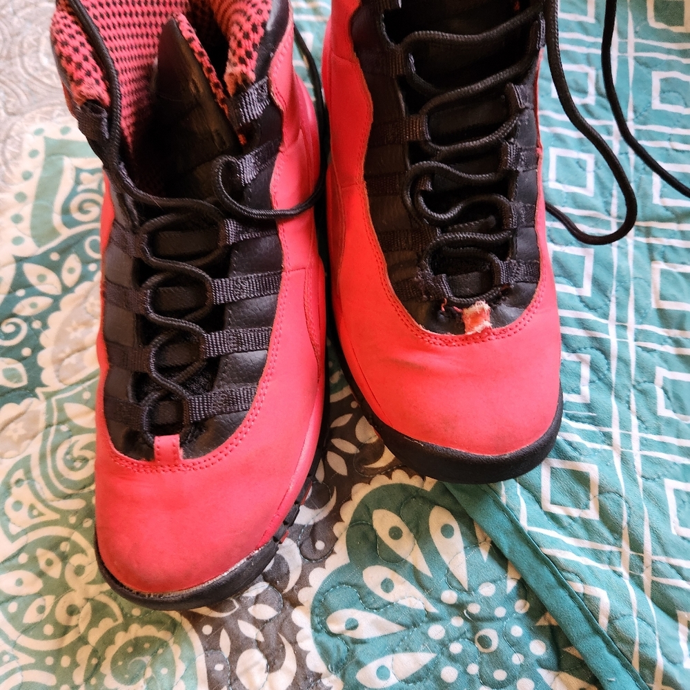 Micheal Jordons 7y red and black. A little worn you can see In pictures